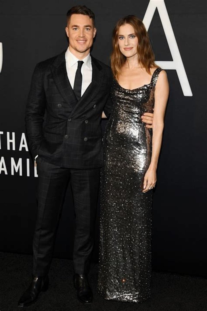 
Allison Williams and Alexander Dreymon Make First Red Carpet Appearance After 3 Years Dating 