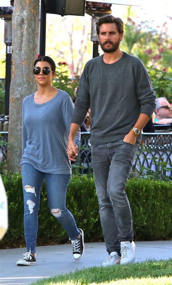 
Kim Kardashian Steps Out for Dinner with Kourtney’s Ex, Scott Disick 