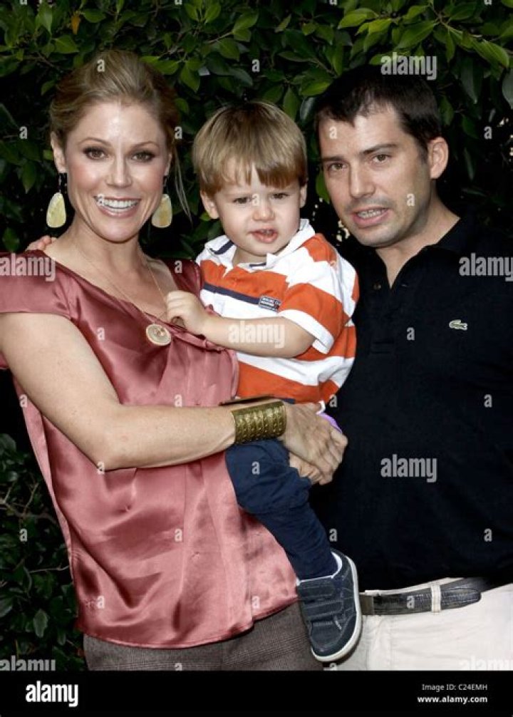
Meet Scott Phillips, Julie Bowen’s Husband And Family 