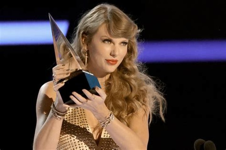 
Taylor Swift Says the ‘More Music’ She Makes, the ‘Happier’ She Is While Accepting 2022 AMAs Top Honor 